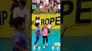 2 Chinese primary school students performed a rope skipping stunt