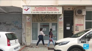 La réaction des Guadeloupéens à l’inscription de l’IVG dans la Constitution • FRANCE 24