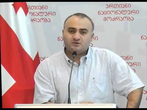 ყაზბეგის რაიონში, უკვე რამდენიმე დღეა ასობით სატვირთო ავტომობილი გაჩერებული.