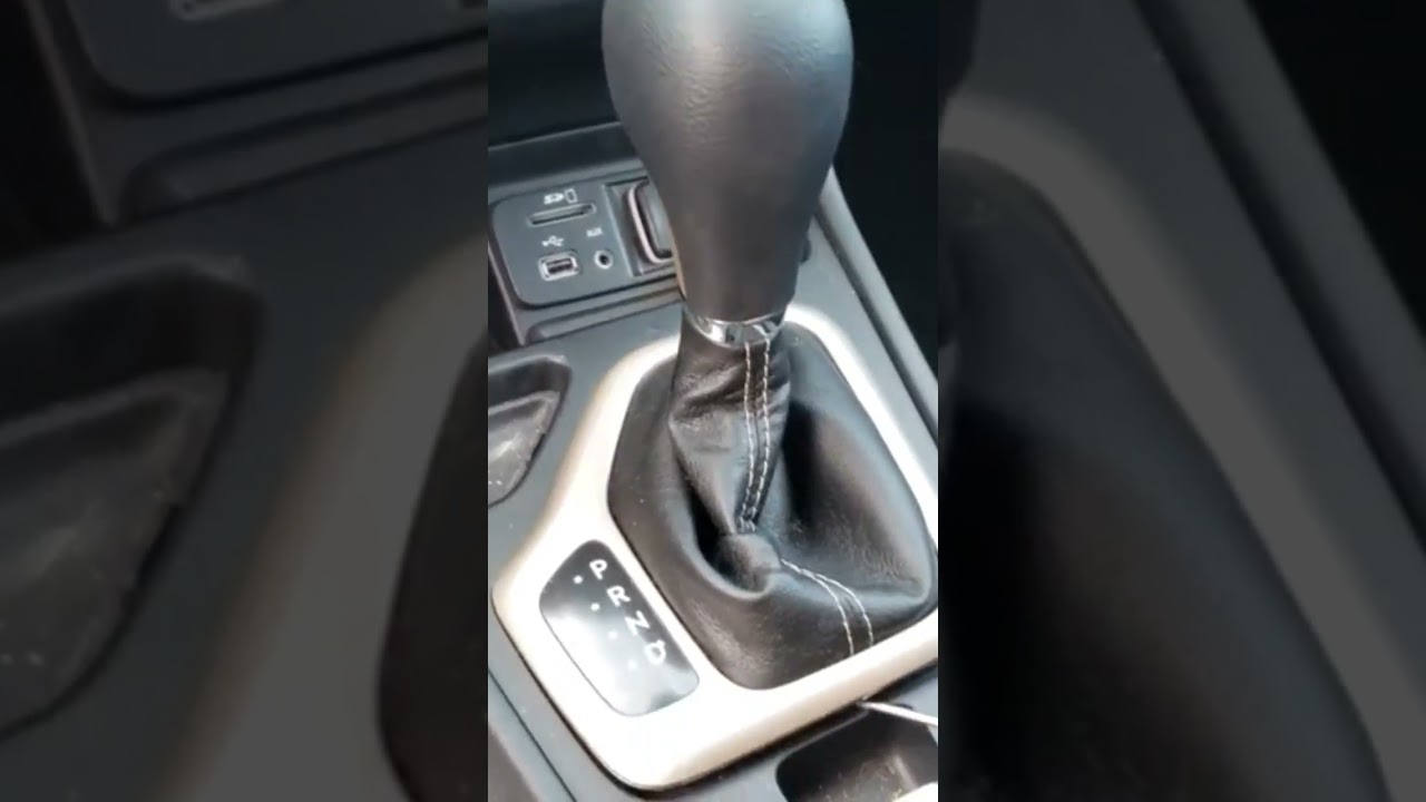 Снятие блокировки коробки передач Jeep Cherokee Latitude 2018 года.