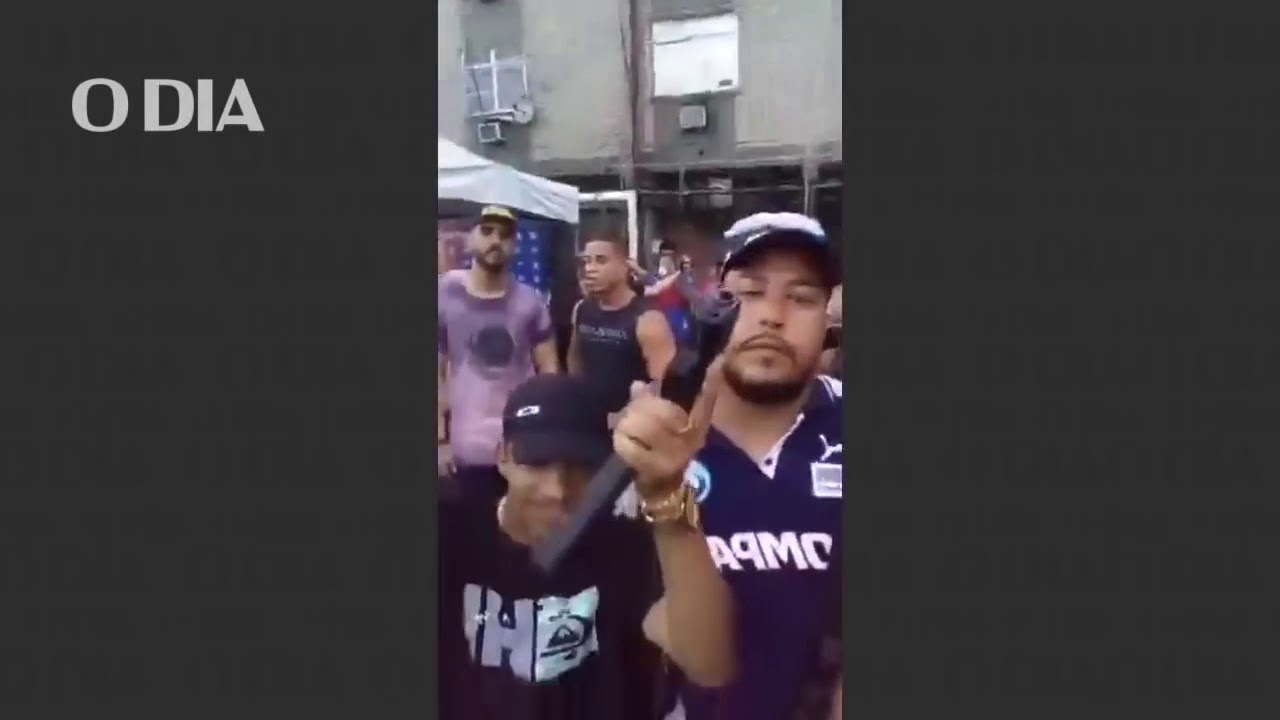 TRAFICANTES FAZEM TRANSMISSÃO AO VIVO OSTENTANDO ARMAS NO BAILE FUNK