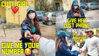 Helped a cute girl between she lost phone on road💔| she asking my number 🙈🥰 #cutegirl
