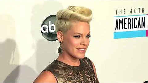 Gwyneth Paltrow Looks White Hot at Thanks For Sharing Premiere - Splash News | Splash News TV