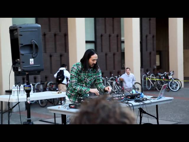 Steve Aoki messing up when he's starting up. class=