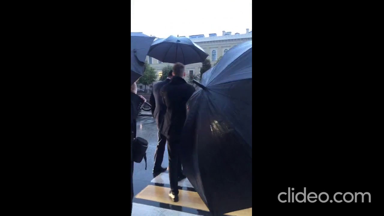 На свадьбу Федора Бондарчука и Паулины Андреевой стали съезжаться гости ...