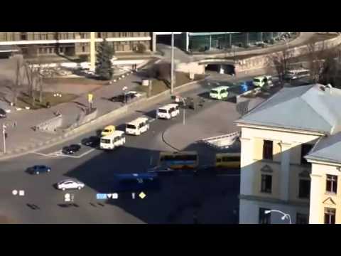 კიევში ძალოვანი უწყების ავტომობილები სამთავრობო კვარტალს ტოვებენ