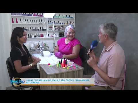 Esteticista trabalha com unhas que brilham no escuro 08 02 2024