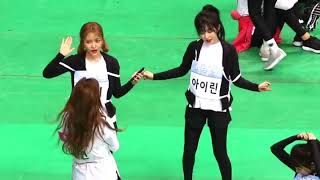 Red Velvet dancing LIKEY with Twice Nayeon at ISAC 2018 [full song]