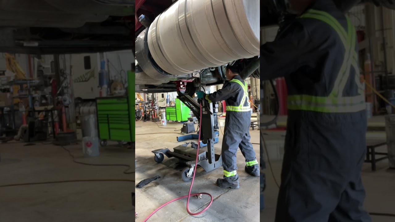 After lifting the truck, pull out the Mack Mdrive transmission for clutch inspection. 🇨🇦🇨🇦🇨🇦🇨🇦⚙️⚙️⚙️