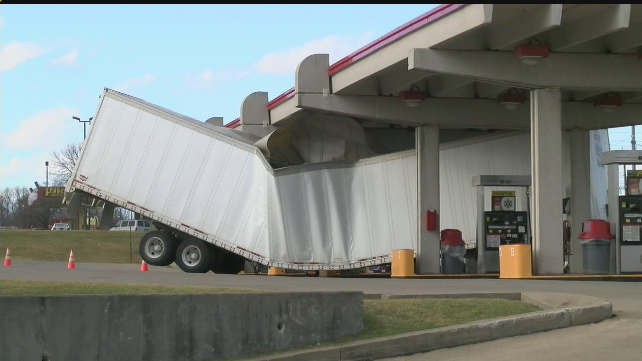 Semi truck gets stuck under Mr. Fuel awning YouTube