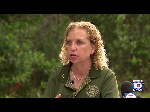 Wasserman Schultz arrives for unannounced tour of Krome detention facility