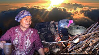 ADA KEJADIAN MISTIS?! SEJAK KECIL JUALAN DI PUNCAK LAWU - SOTO WARUNG BU SATI JENGGOT GUNUNG LAWU