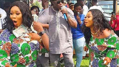 Actress Wumi Toriola Show off Her Dance Moves As People Join Her On Dance Floor, Spray Her Money.