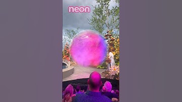 Glinda’s Grand Entrance ✨  