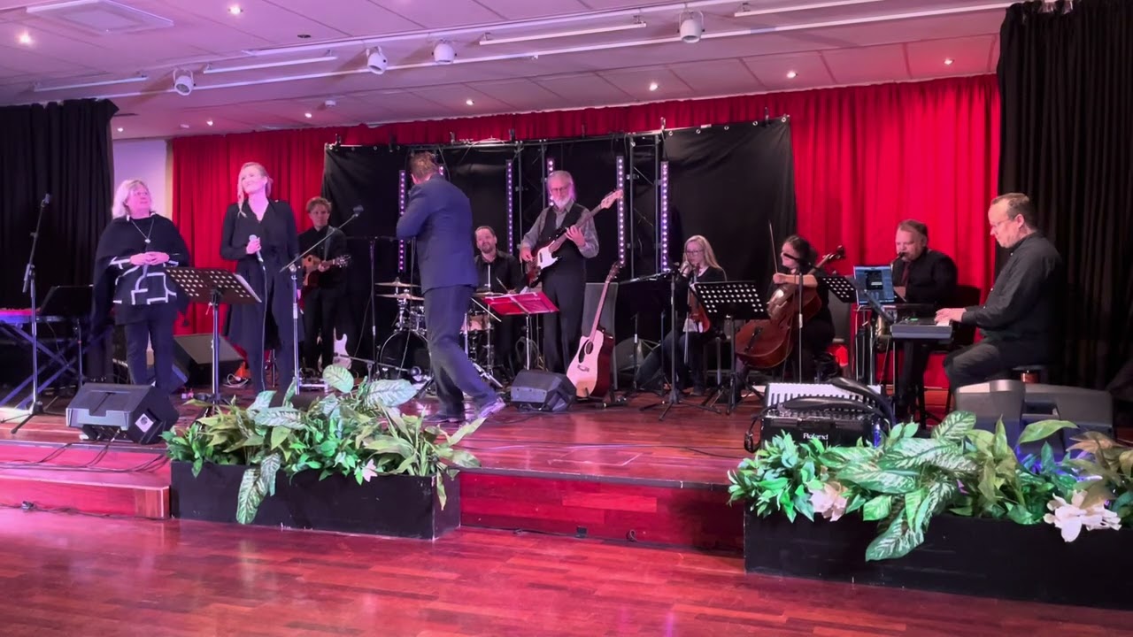 Leevi Ahopelto laulaa Levin Golden Gospelissa Hullu Poro hotellilla kappaleen usko vuoria liikuttaa