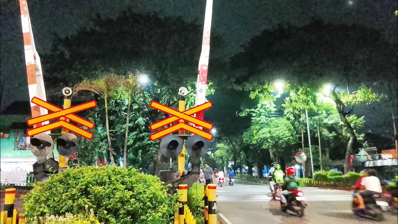 Perlintasan kereta api ambengan pacar keling surabaya