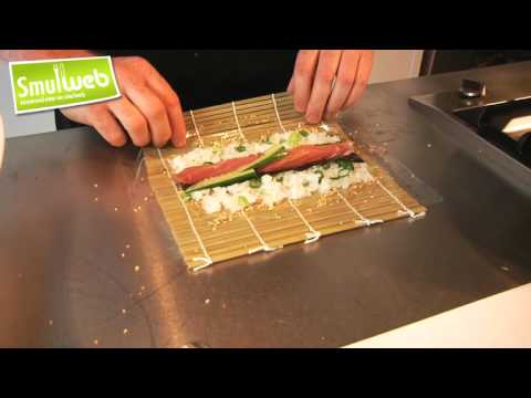 Video: Hoe Om Sushi-tert Met Gerookte Salm Te Maak