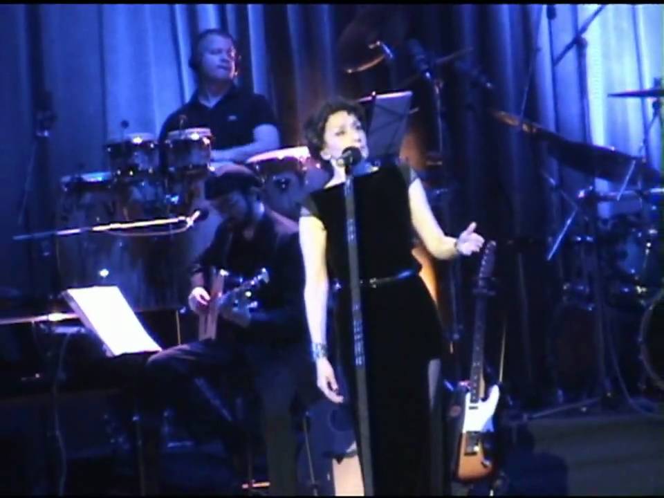 LUZ - Con Mil Desengaños (En directo) - YouTube