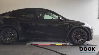 How to lift a Tesla Model Y with a rubber block from Böck on a scissor lift