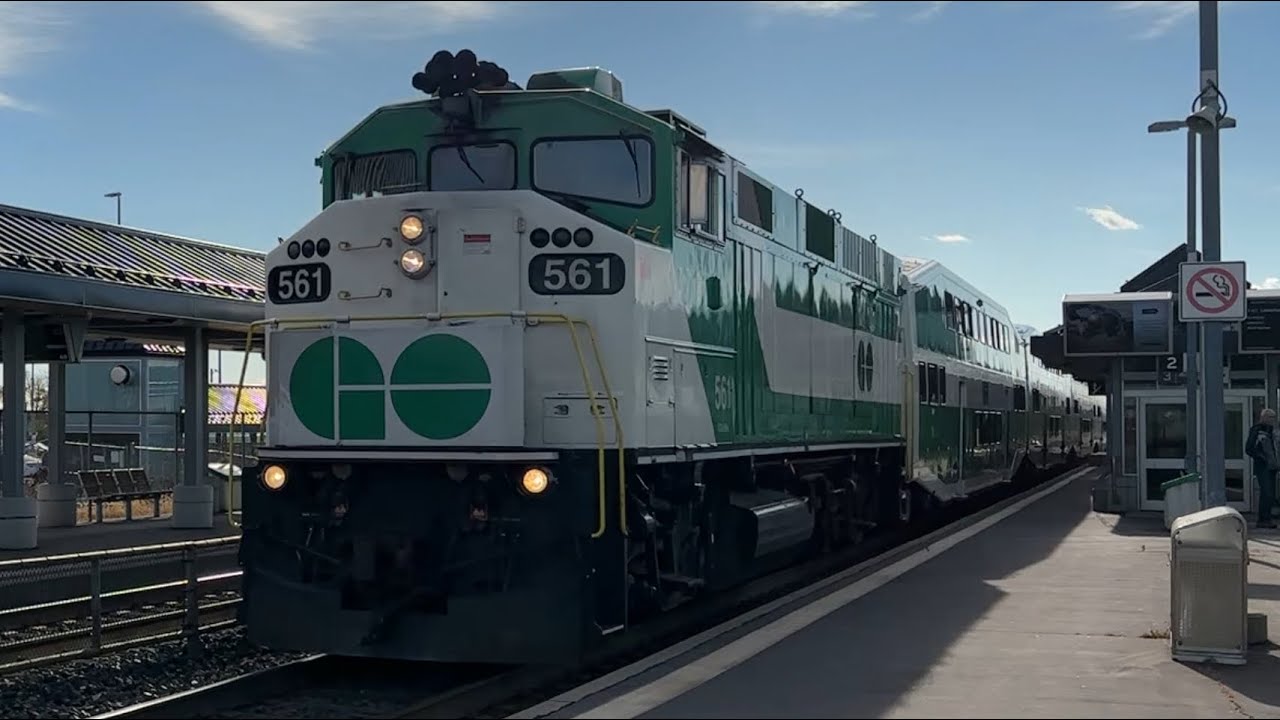 train-meet-go-train-1717-go-train-1970-f59ph-651-appleby-go