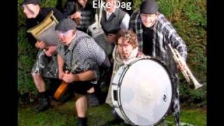 Video thumbnail of "Pater Moeskroen en de Kelten - Elke Dag"