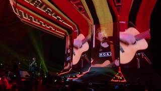Divide tour. ed sheeran singing barcelona for the first time in ❤️