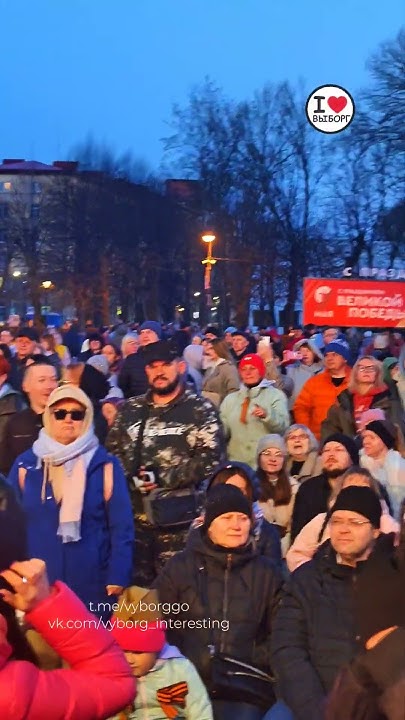 Игорь Саруханов исполняет на Красной площади Выборга легендарную песню ...