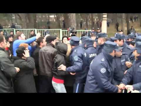 სააკაშვილი პოლიციის ძალით ასახლებს დევნილებს თბილისიდან, 2011