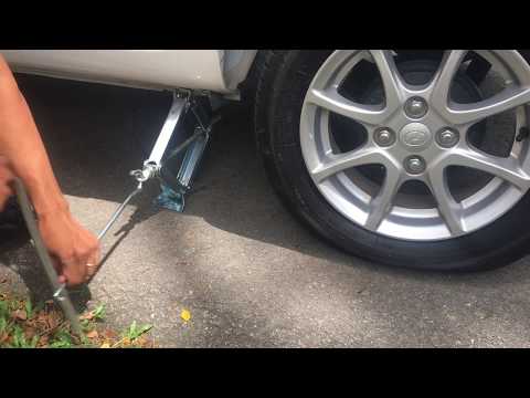 How to change punctured tire tyre/ Cara tukar tayar pancit