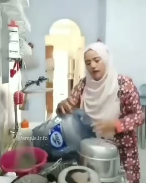 IBU-IBU BERMAIN KENDANG PAKAI GALON BIKIN LUCU DAN KEREN