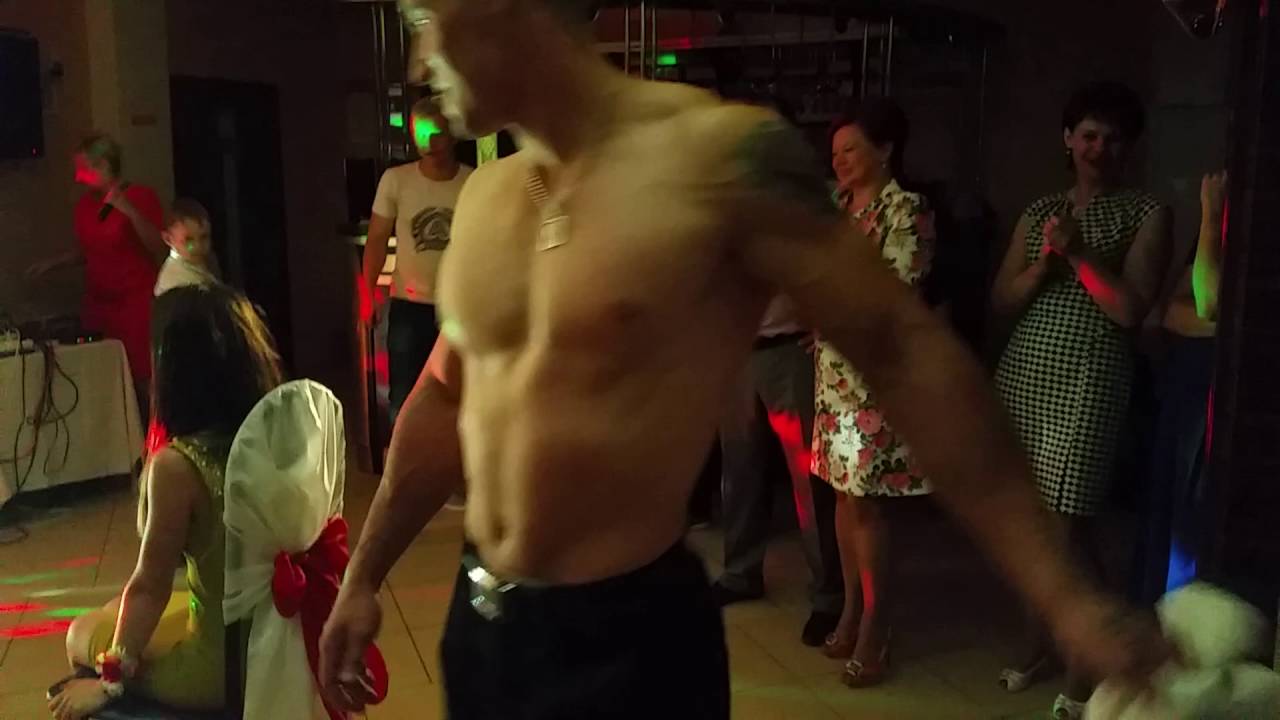striptiz-devushek-na-svadbe-razvlekayutsya-derevyannimi