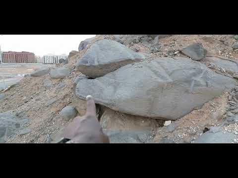 شاهد بوابة المدفن المغارة يختلف بناء على طبيعتها طبيعية أو اصطناعية وقد يكون فتحة طبيعية في الصخر