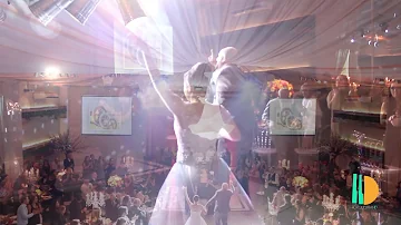 Como deve ser a entrada dos noivos na festa?