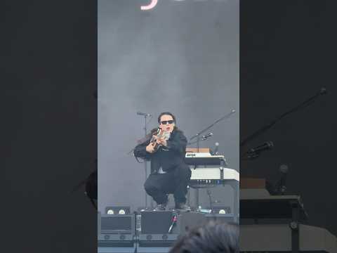 Best 1 min of 1st day at Seoul Jazz Festival: Jungle’s Josh licking and locking on guitar