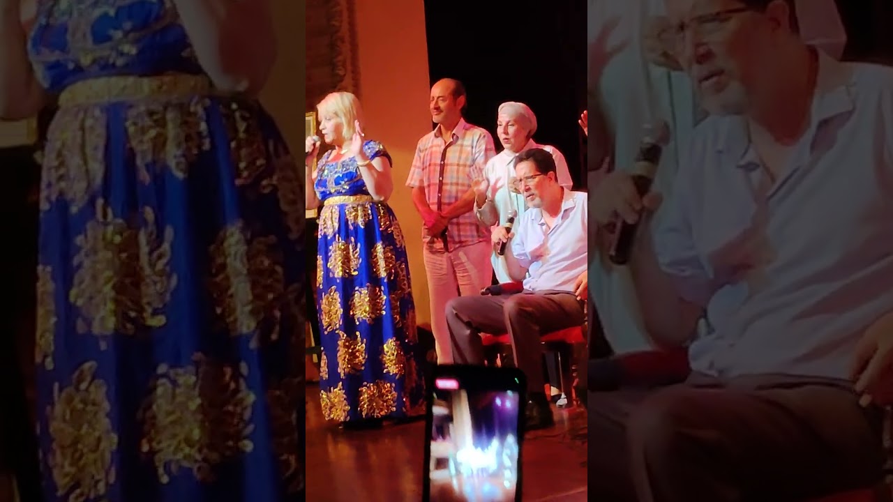 الفنان الكبير بارودي بخدة يتأثر و يذرف الدموع خلال تكريمه في إفتتاح مهرجان الأغنية الوهرانية