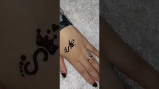 S letter with henna  . أجمل رسومات الحنه