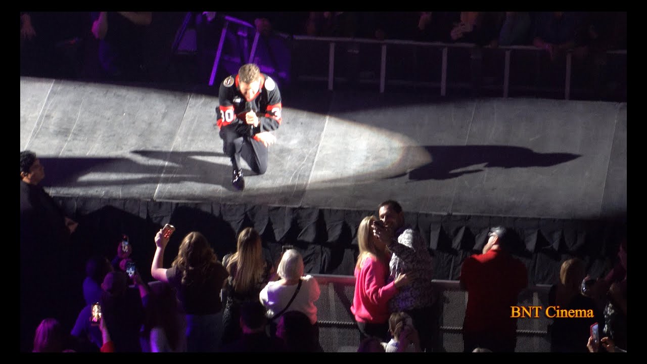 Майкл Бубле чествует 30-летие Canadian Tire Centre, надев майку хоккейного клуба Ottawa Senators....