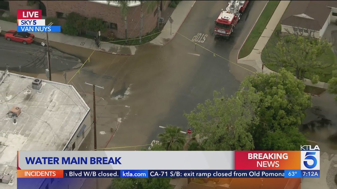 Water main break floods streets in Van Nuys - YouTube