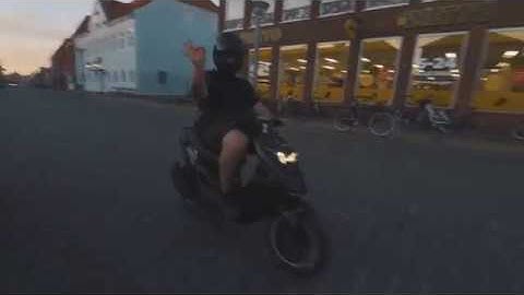 Futte styrter på knallert