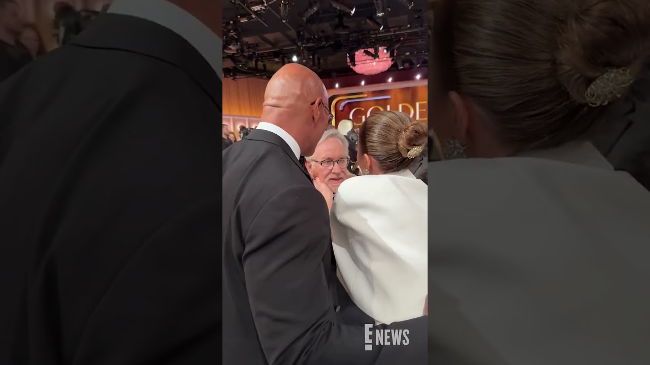 Эмили Блант, Дуэйн Джонсон и Стивен Спилберг сияют улыбками на церемонии вручения премии «Золотой...