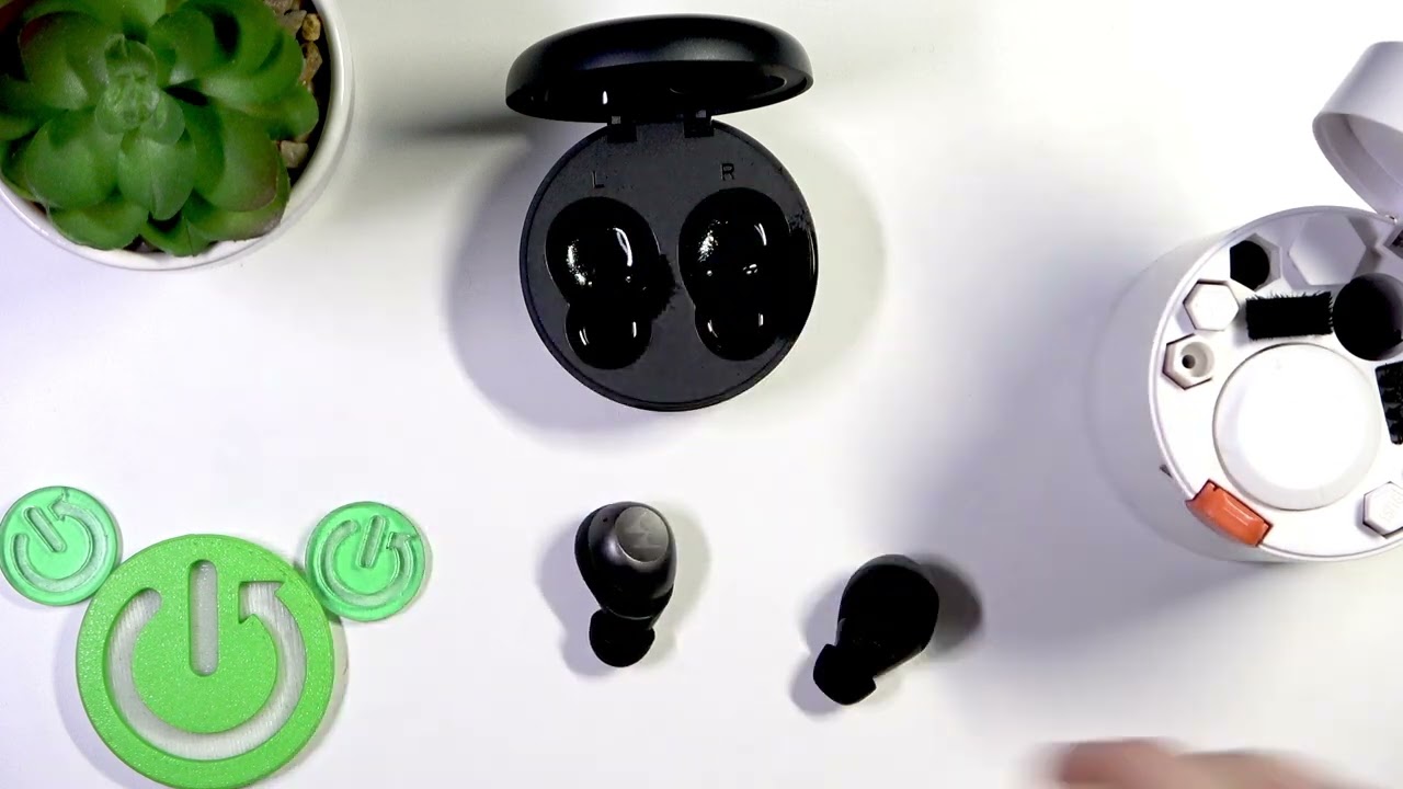 MOTOROLA Moto Buds 270 – How to Clean Your Headphones