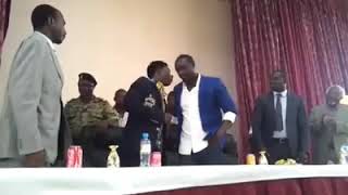 Akon et soûl bang's lors de la visite de l'artiste en guinée