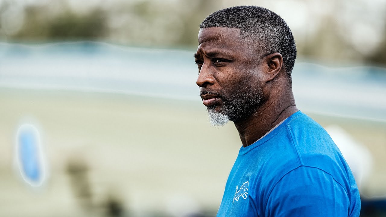 Defensive Coordinator Aaron Glenn mic'd up at Lions practice