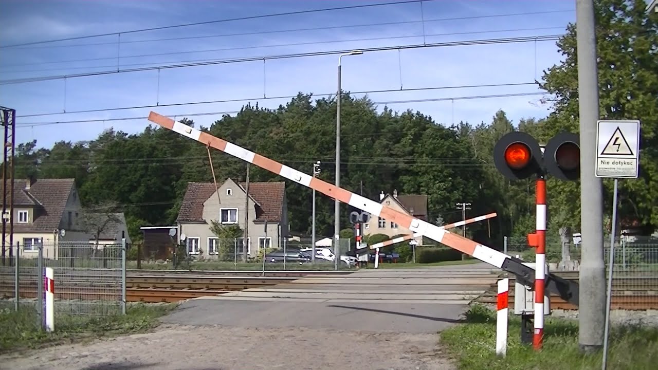 Spoorwegovergang Warnowo (PL) // Railroad crossing // Przejazd kolejowy