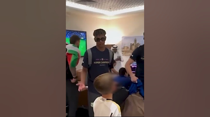 Un niño madridista se hace una foto con Lamine Yamal y le tapa el escudo | Final Supercopa 2025