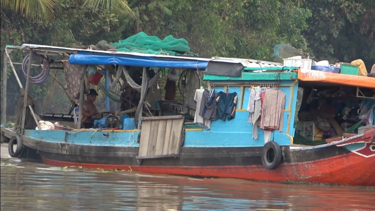 xem cảnh người dân nghèo kiếm sống trên sông nhỏ