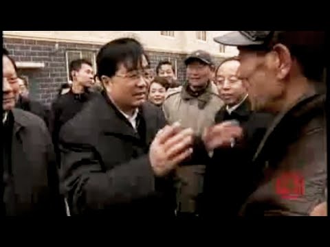 “我们今后啊让我们国家更富强，老百姓更富裕，还得靠我们大家共同努力”胡锦涛同志在基层考察