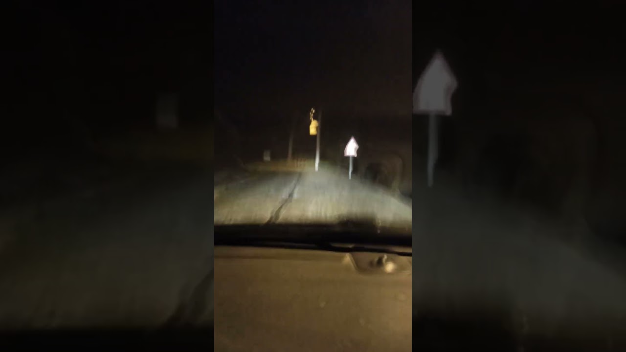 Kapkaranlık taşlı yağmurlu bir yolda hüzünlü bir şarkıyla Kaş yolları