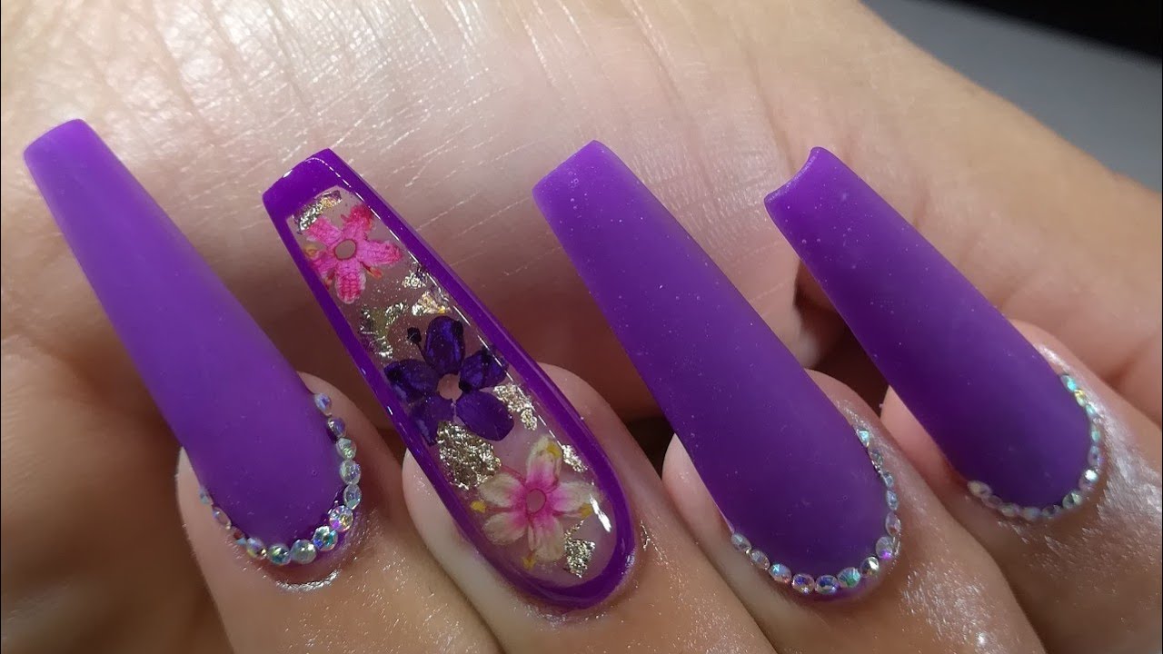 Uñas moradas + naturaleza muerta, hoja de oro y cristales 💅💜 - thptnganamst.edu.vn