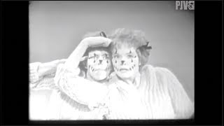 Julie Andrews and Carol Burnett perform “The Scarecrow Song
